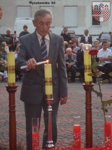 : Jan Podlejski odpalił świece w intencji ofiar piątego roku wojny.